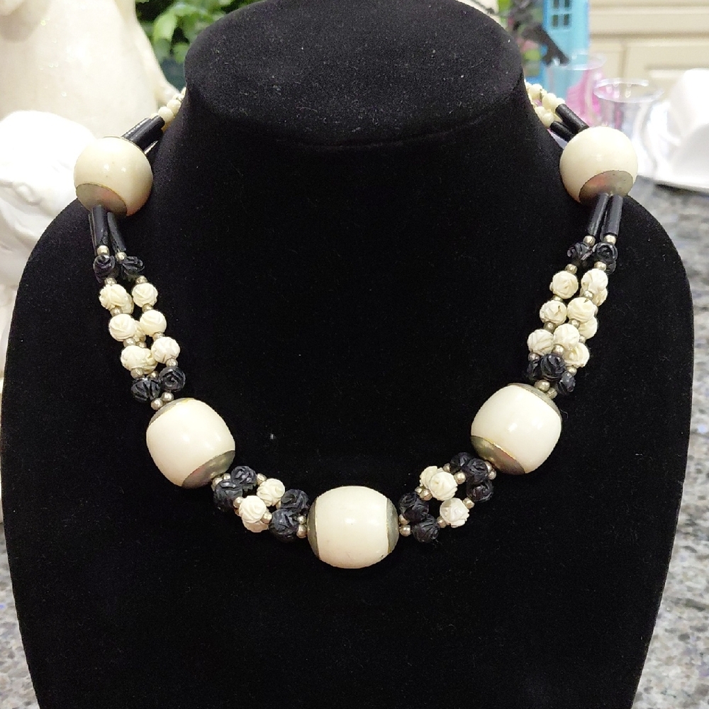 Vintage Elegant Black and Cream Beaded Necklace with Small Carved Black/Cream...